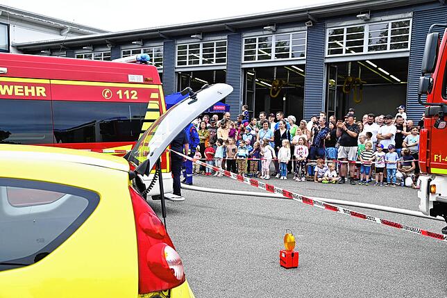 Bild 18: Goßer Andrang beim Feuerwehrfest