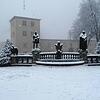 Die Figuren am Brunnen vor dem Schloss Heiligenberg tragen bereits stattliche Schneehauben.