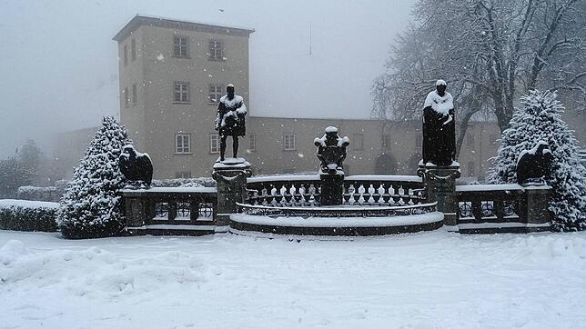 Die Figuren am Brunnen vor dem Schloss Heiligenberg tragen bereits stattliche Schneehauben.