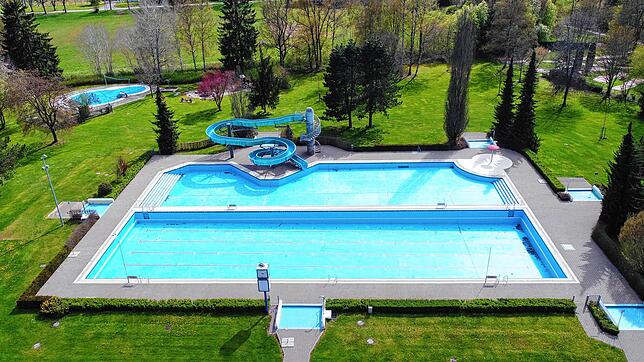 Das leere Parkschwimmbad in Donaueschingen aus der Luft fotografisch eingefangen. Schon bald soll hier der Betrieb starten und die ...