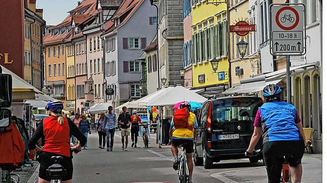 Nutzungskonflikte auf Flächen mit Fußgängerverkehr gibt es auch in Überlingen zuhauf. Im Rahmen des Fußverkehr-Checks will Überlingen ...
