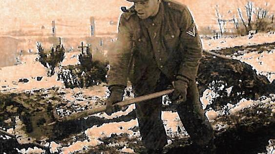 Letzte Aufnahme von Josef Müller vor Stalingrad. Im November setzten Kälte und Schneefall ein. Die Toten wurden nicht mehr beerdigt und ...