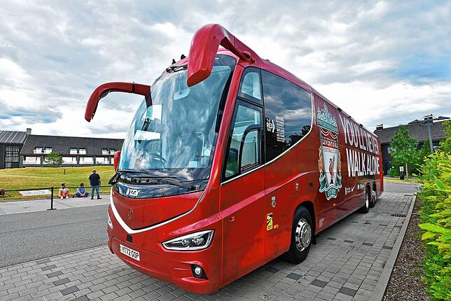 Der Liverpool-Bus parkt auf dem Gelände des Hotels bei Aasen.