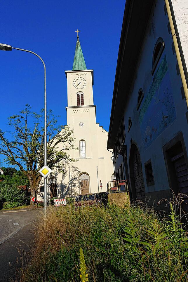 Die Katholische Pfarrkirche St. Clemens und St. Urban liegt an der Bundesstraße, welche durch Schwörstadt führt. Bild: Heidi Rombach