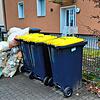 Noch ist beides erlaubt: Gelbe Säcke neben Gelben Tonnen in Singen. Bis Ende Juni darf Verpackungsmüll noch in beiden Varianten entsorgt ...