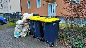 Noch ist beides erlaubt: Gelbe Säcke neben Gelben Tonnen in Singen. Bis Ende Juni darf Verpackungsmüll noch in beiden Varianten entsorgt ...