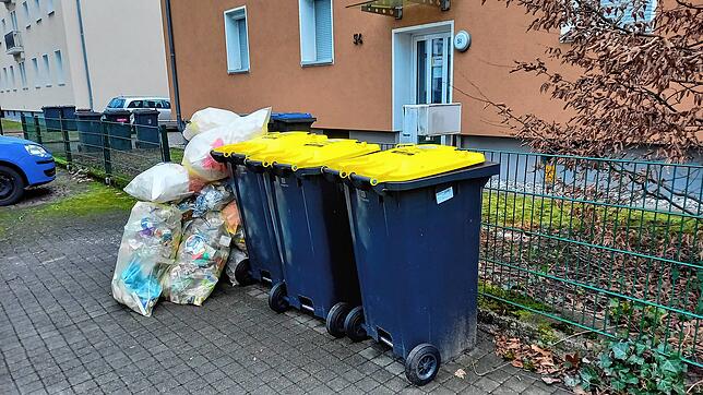Noch ist beides erlaubt: Gelbe Säcke neben Gelben Tonnen in Singen. Bis Ende Juni darf Verpackungsmüll noch in beiden Varianten entsorgt ...