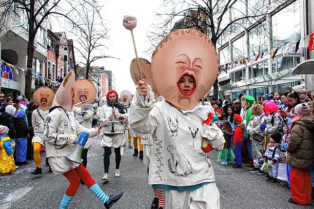 Bild 29: Sonne für die Narren: Großer Fasnet-Umzug begeistert in Singen!