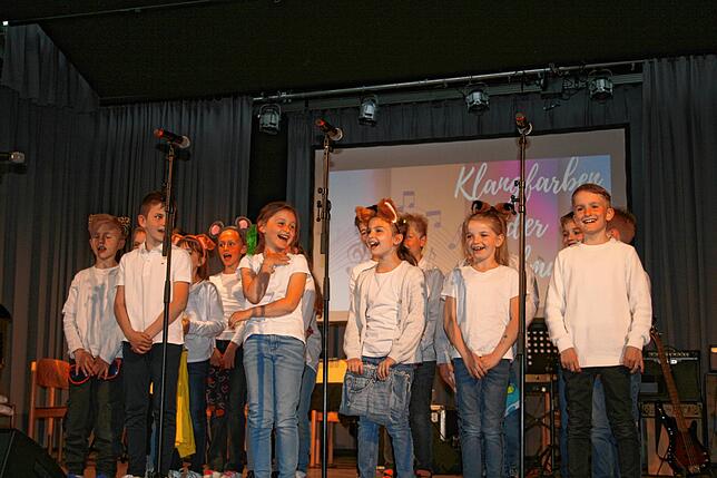 Der Chor der Grundschule Denkingen, Klassen 3 und 4, hat viel Spaß bei seiner Aufführung.
