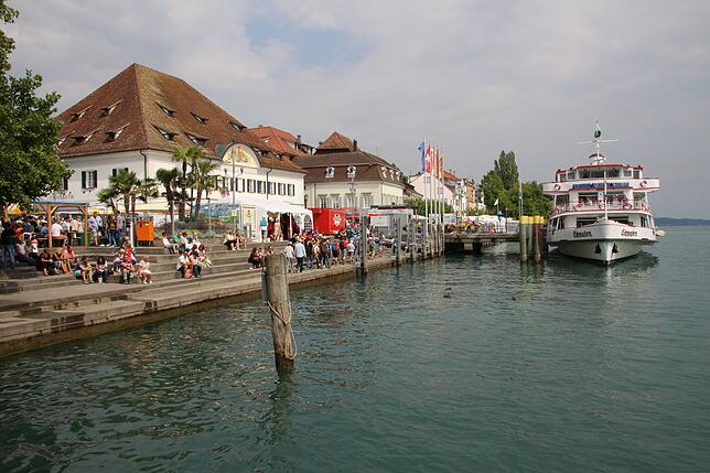 Treffpunkt Landungsplatz: Die Ankunft mit dem Schiff beim Promenadenfest hat den Vorteil, dass man mitten rein ins Geschehen fahren kann.