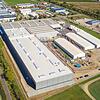 Die neue Logistikhalle der Firma Stobag-Alufinish GmbH in Horheim hat eine Länge von 155 Meter und ist im Vordergrund links zu sehen.