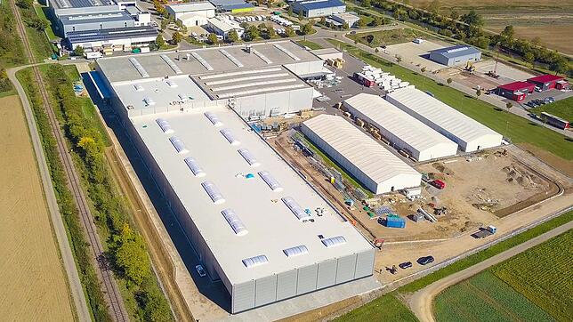 Die neue Logistikhalle der Firma Stobag-Alufinish GmbH in Horheim hat eine Länge von 155 Meter und ist im Vordergrund links zu sehen.