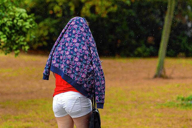 Als die Teilnehmenden morgens eintrudeln, begrüßt sie starker Regenfall. Sommeroutfits sind dennoch ein Muss.