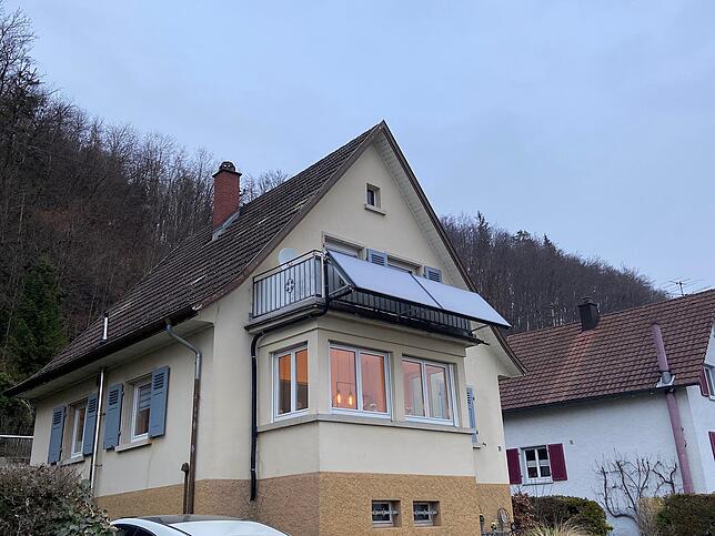 Auch kleine Balkon-Solaranlagen produzieren genug Strom, um die Stromrechnung deutlich zu senken.