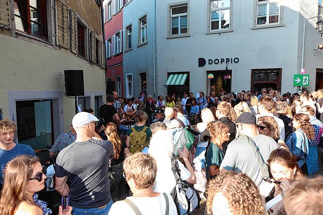 Bild 26: Gassenfreitag am 6. Juni: Hier feiern Einheimische und Besucher in Konstanz
