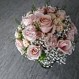 So oder so ähnlich gestaltet Ulrike Oßwald aktuell viele Brautsträuße in ihrem Blumenladen in Singen. Im Trend liegen Sträuße komplett ...