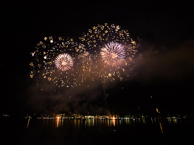 Bild 6: Das Seenachtfest-Feuerwerk vom Logenplatz am Yachthafen: Der Konstanzer Teil in Bildern