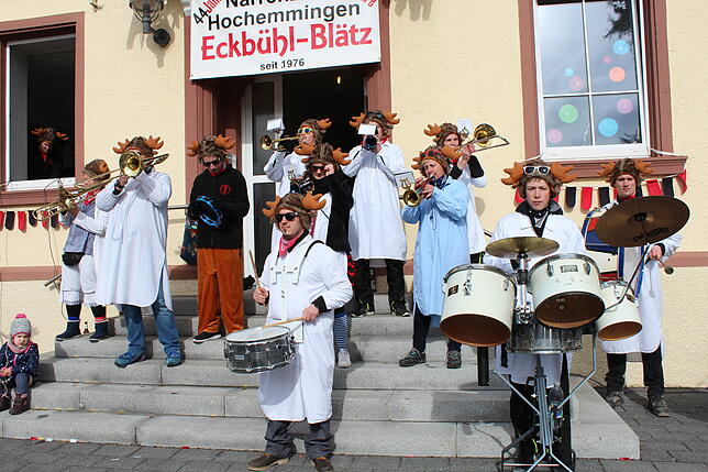 Zur musikalischen Berieselung der Leute spielte die neue Guggenmusik der Hochemminger Narren auf, die Emminger Elch-Köpf.