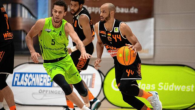 Der Ex-Ehinger Kevin Bryant (rechts) und die wiha Panthers verloren ihr Auswärtsspiel gegen den überragenden Chris Oshita (25 Punkte, ...