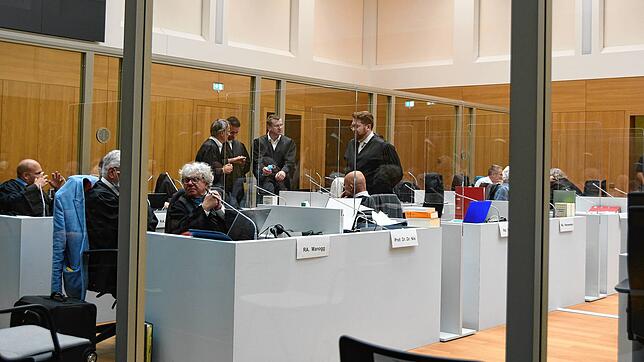 Blick in den Gerichtssaal: Die Verteidiger gehen nach der Mittagspause wieder zu ihren Plätzen. 15 Anwälte sitzen auf den ...