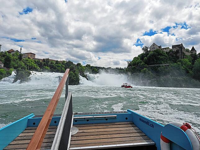 Trotz der ungewöhnlich hohen Wassermassen können die meisten Schiffe noch Touristen bis nahe an den Rheinfall bringen.