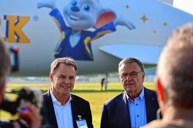 Endlich fertig: Eckhard Breuer (links), Geschäftsführer der Zeppelin Luftschifftechnik, und Roland Mack, Geschäftsführer des ...