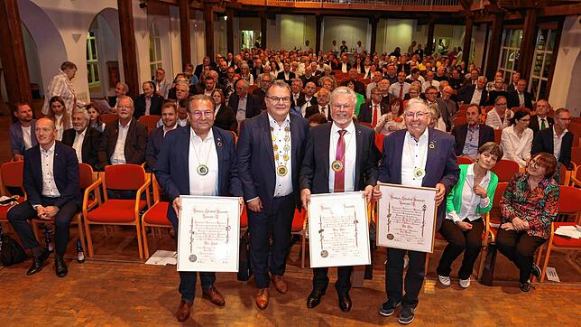 Viele Menschen aus der weiteren Region bewegte der Abschied von drei Fasnachtsurgesteinen aus der VSAN (von links): Peter Schmidt, der ...