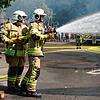 Beim Tag der offenen Tür der Feuerwehr Waldshut-Tiengen wird jede Menge Wasser verspritzt – hier löschen Aktive einen Zimmerbrand, ...