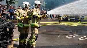 Beim Tag der offenen Tür der Feuerwehr Waldshut-Tiengen wird jede Menge Wasser verspritzt – hier löschen Aktive einen Zimmerbrand, ...