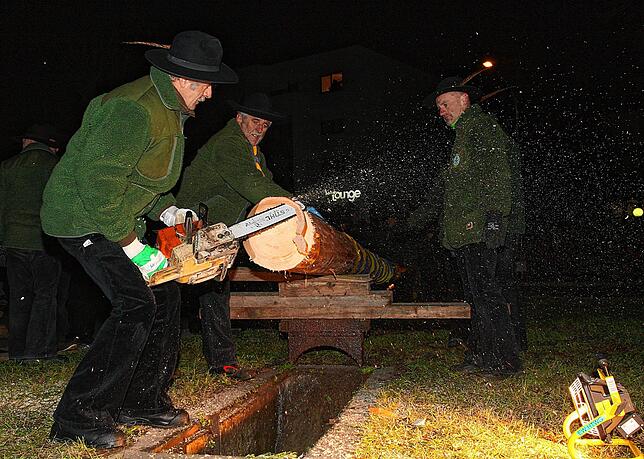 Da fliegen die Holzspäne, denn die Holzer runden den Stamm extra für das tiefe, tiefe Narrenbaumloch der Schneckenbürgler noch ab.