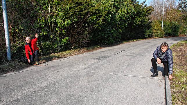 Alles viel zu eng: Peter Grinda (links) und Roland Pfeifer messen in der Jakobstraße nach, wie viel Platz Auto- und Radfahrern noch ...
