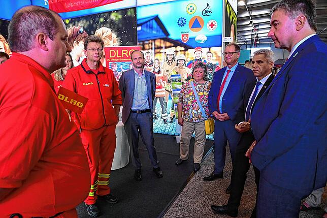 Staatssekretär Patrick Rapp (Zweiter von rechts) nimmt sich beim Messerundgang ausreichend Zeit, mit den Ausstellern ins Gespräch zu ...