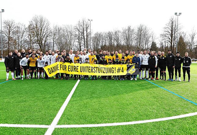 Die Teams des FC 08 Villingen (weisse Trikots) und Schönwald beim Benefizspiel für den verletzten Schönwälder Spieler.