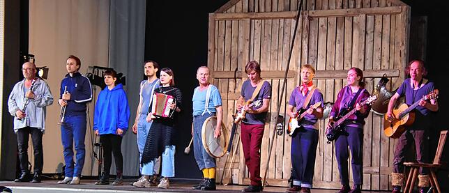 Das zehnköpfige Ensemble des Theaters Lindenhof.