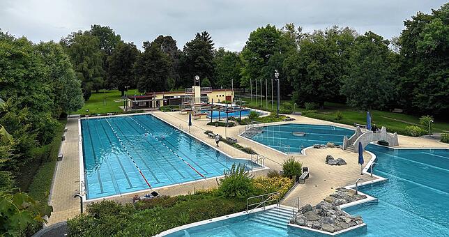 Das Singener Aachbad im September 2025. Die Temperaturen sind abgekühlt und nur noch wenige Schwimmer besuchen das Bad.