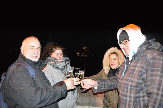 Mit einem Glas Sekt auf der Brücke anstoßen gehört für viele zu Silvester dazu.