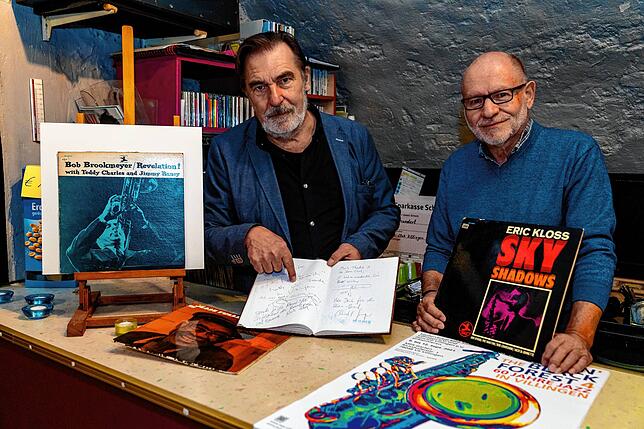 60 Jahre Jazzclub Villingen. Friedhelm Schulz (links) und Dieter Dorer zeigen interessante Fundstücke aus dem großen Archiv des ...