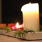 Tannenzweige sind in der Adventszeit als Tischdekoration sehr beliebt.