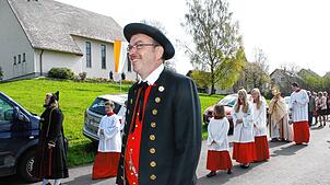 Bernd Vogelbacher bei einer Prozession der Kirchengemeinde. Bild: Cornelia Liebwein