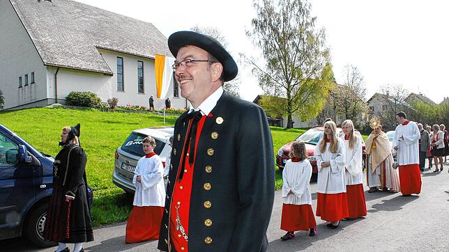 Bernd Vogelbacher bei einer Prozession der Kirchengemeinde. Bild: Cornelia Liebwein