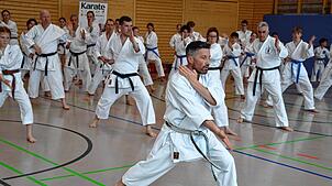 Lehrgangsleiter Timo Gißler zeigt eine Technik aus der Kata Kanku Dai.  Foto: Karateschule Bad Säckingen