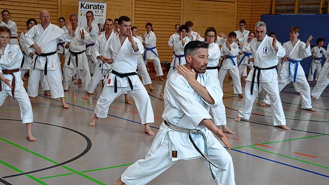 Lehrgangsleiter Timo Gißler zeigt eine Technik aus der Kata Kanku Dai.  Foto: Karateschule Bad Säckingen