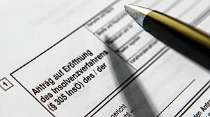 Ein Antrag zur Eröffnung eines Insolvenzverfahrens ist oft der letzte Ausweg für Unternehmen und Privatleute, die überschuldet sind. ...
