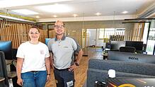 Stolz präsentieren Lisa Bartel und Michael Eichkorn von der gleichnamigen Traditionsfirma das neue Büro im Obergeschoss des gerade ...