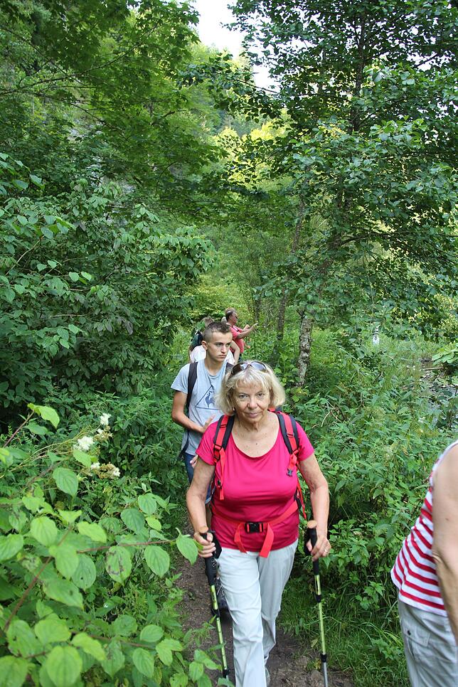 Waldpfad: Entlang der Wutach geht es Richtung Schurhammer Hütte.