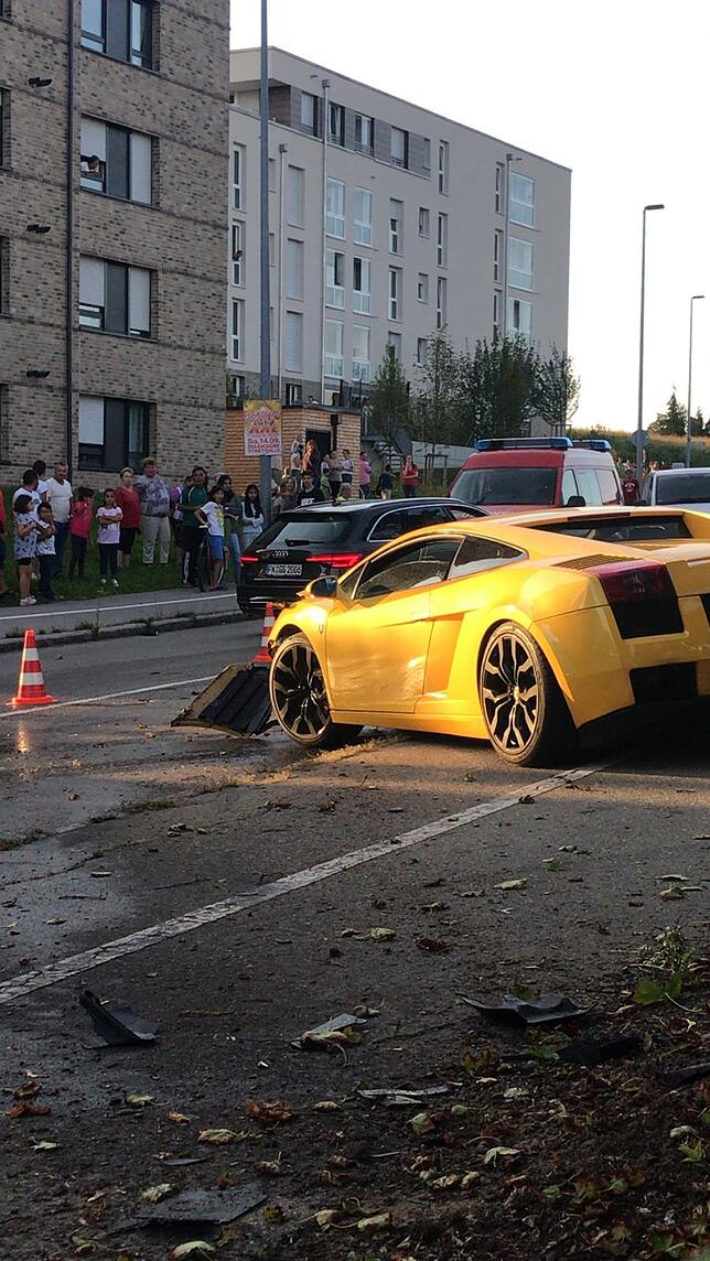 Unfall in der Solarstadt: Ein gelber Lamborghini kam wegen überhöhter Geschwindigkeit von der Fahrbahn ab und prallte gegen einen Baum.