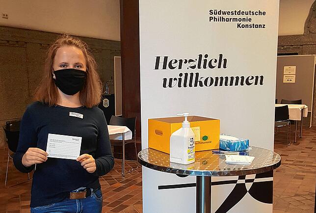 Anna Schmidt sorgt als Hostess dafür, dass alle Besucher der Südwestdeutschen Philharmonie ihre Kontaktdaten abgeben.