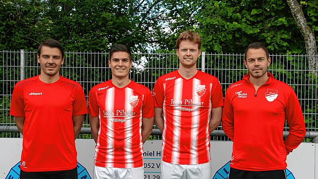 Die Trainer und Neuzugänge des FC Pfaffenweiler: (von links) Co-Trainer Johannes Guggolz, Leon Trindade Aguiar, Mike Tritschler und ...