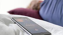 Das Smartphone weicht vielen Besitzern auch im Schlaf nicht von der Seite. Sollte es nachts besser aus sein?