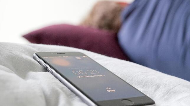 Das Smartphone weicht vielen Besitzern auch im Schlaf nicht von der Seite. Sollte es nachts besser aus sein?